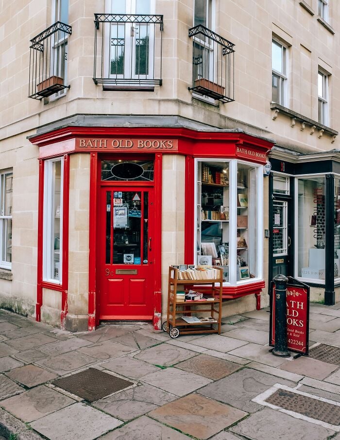 Libreria accogliente e grandiosa con facciata rossa e vetrina su strada, una delle librerie e biblioteche magiche di tutto il mondo.
