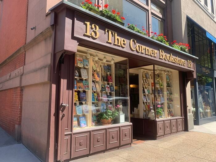 Esterno affascinante di una libreria con fioriere, che mostra una libreria accogliente e magica da tutto il mondo.