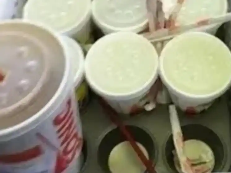 Use Muffin Pans As A Cupholder